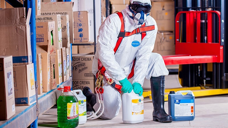 Hóa chất có thể gây ra những tác hại cho sức khỏe và môi trường nếu không được sử dụng đúng cách
