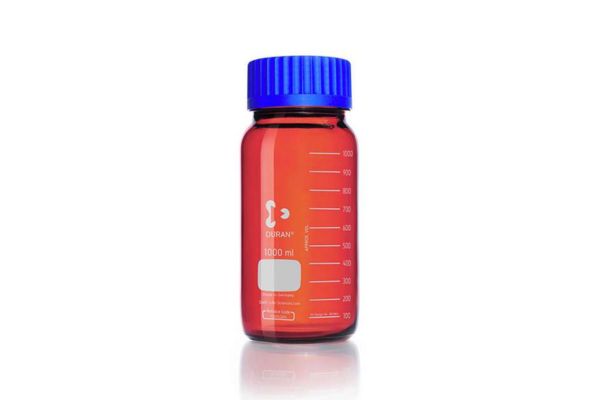 Chai trung tính nâu miệng rộng có nắp vặn xanh cũng có tác dụng bảo vệ các chất nhạy sáng
