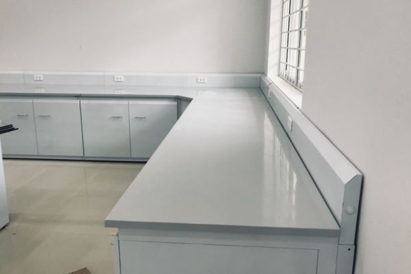 Bàn thí nghiệm áp tường